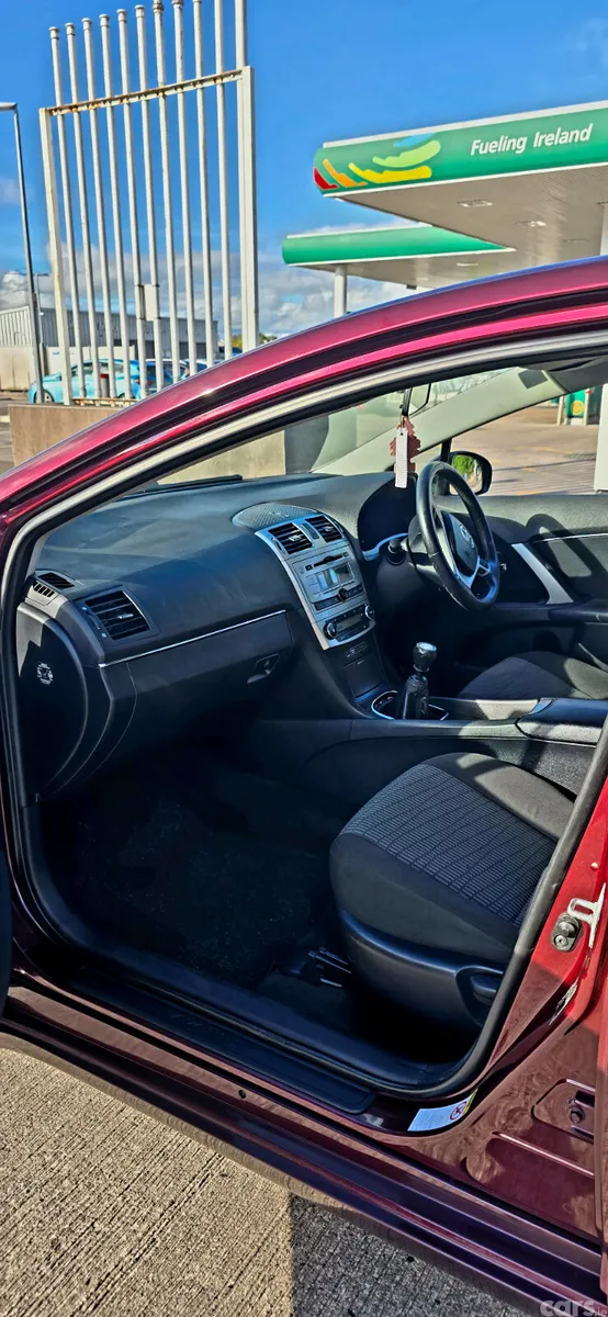 Toyota Avensis Saloon, Diesel, 2013, Red