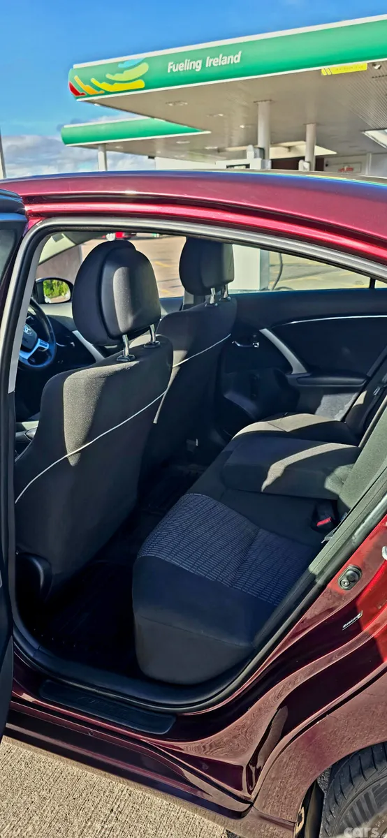 Toyota Avensis Saloon, Diesel, 2013, Red