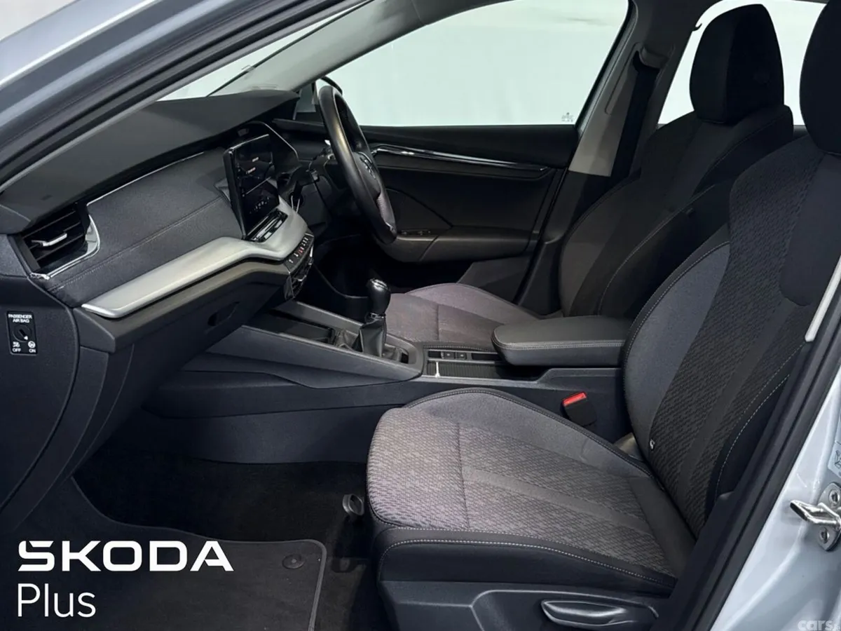 Skoda Octavia Saloon, Diesel, 2023, Silver