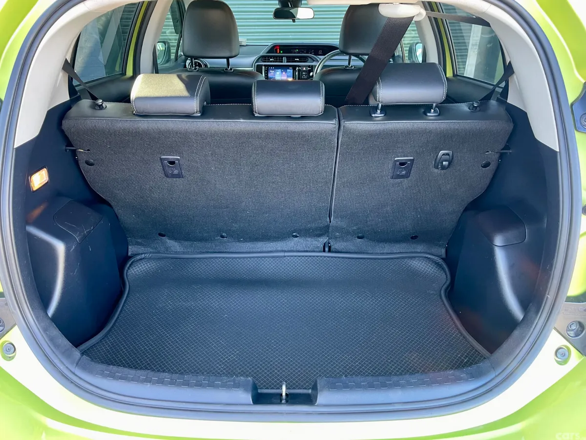 Toyota Aqua Hatchback, Petrol Hybrid, 2017, Green