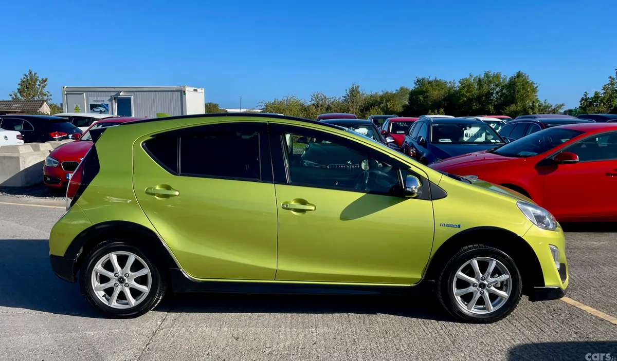 Toyota Aqua Hatchback, Petrol Hybrid, 2017, Green