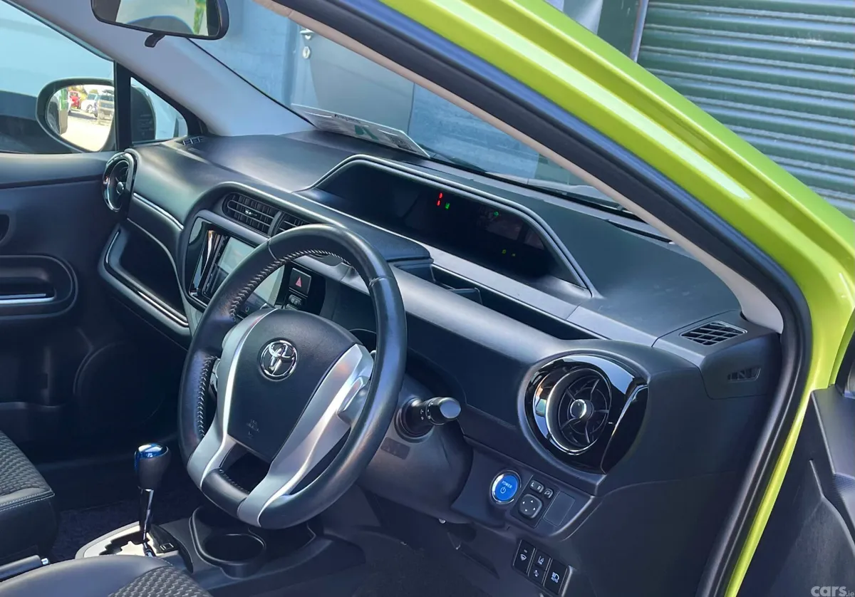 Toyota Aqua Hatchback, Petrol Hybrid, 2017, Green