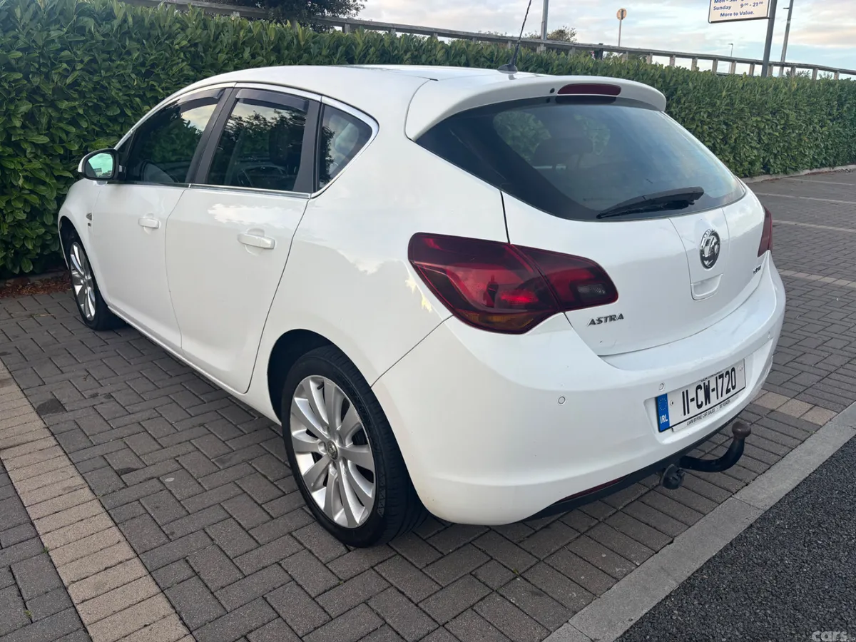 Opel Astra Hatchback, Diesel, 2011, White