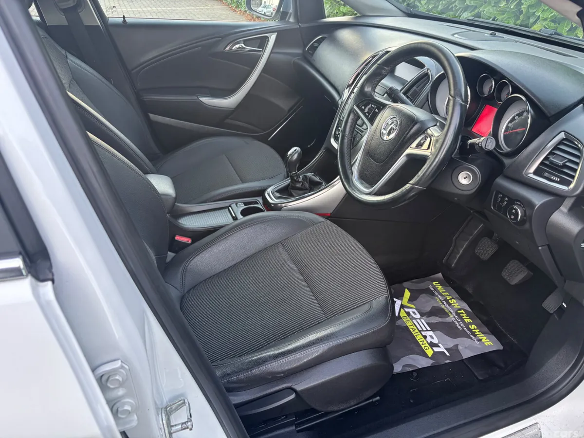 Opel Astra Hatchback, Diesel, 2011, White