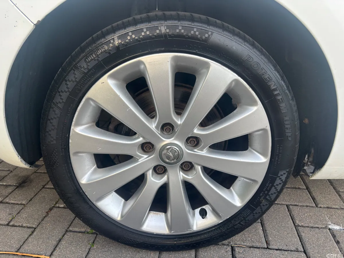 Opel Astra Hatchback, Diesel, 2011, White