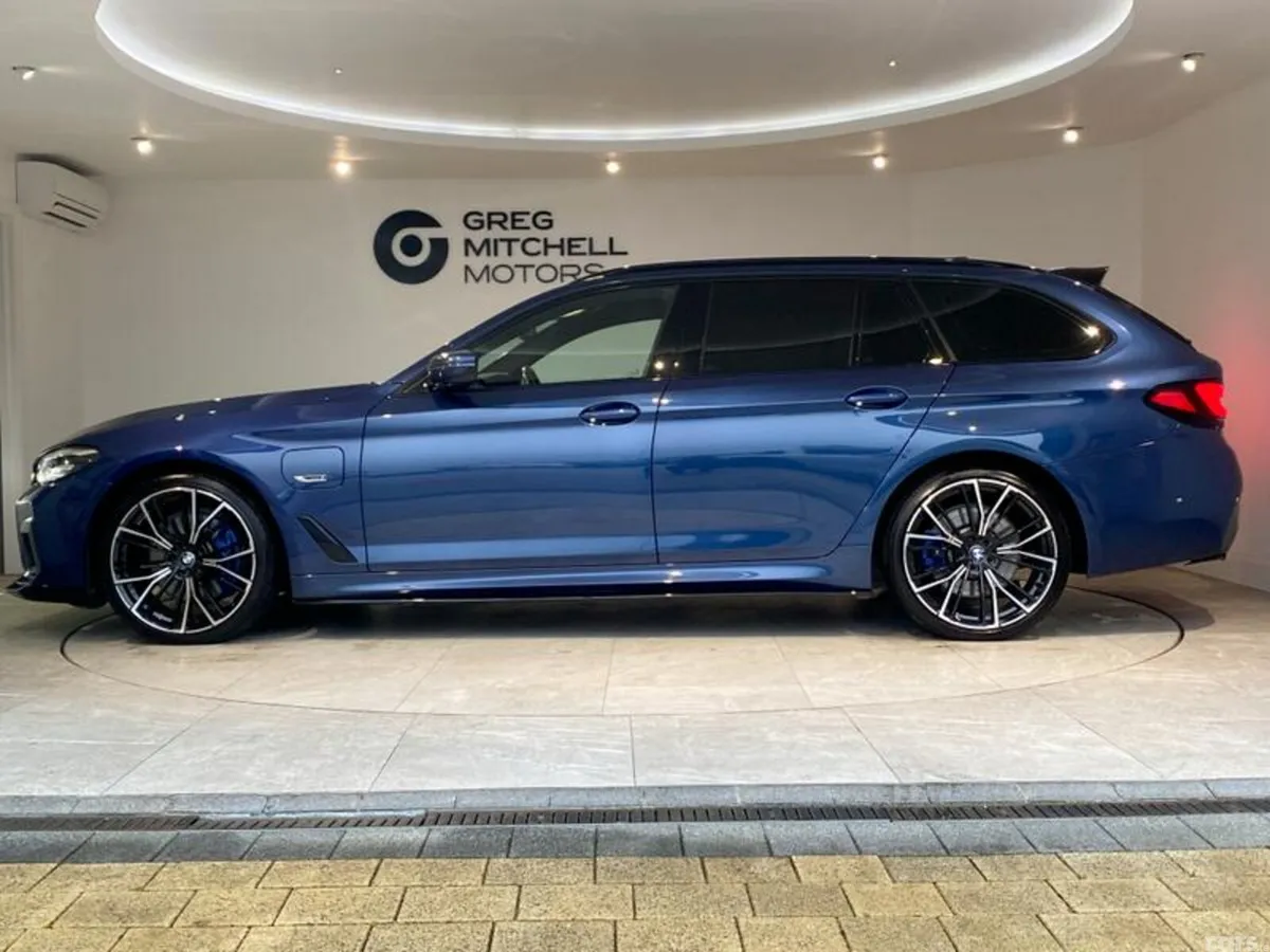 BMW 5-Series Estate, Petrol Hybrid, 2022, Blue