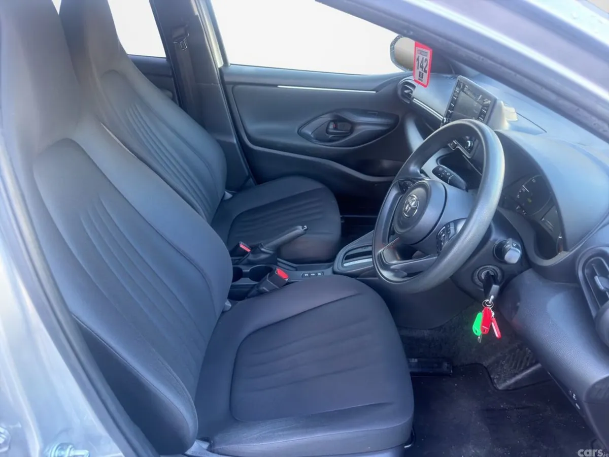 Toyota Yaris Hatchback, Petrol Hybrid, 2021, Silver