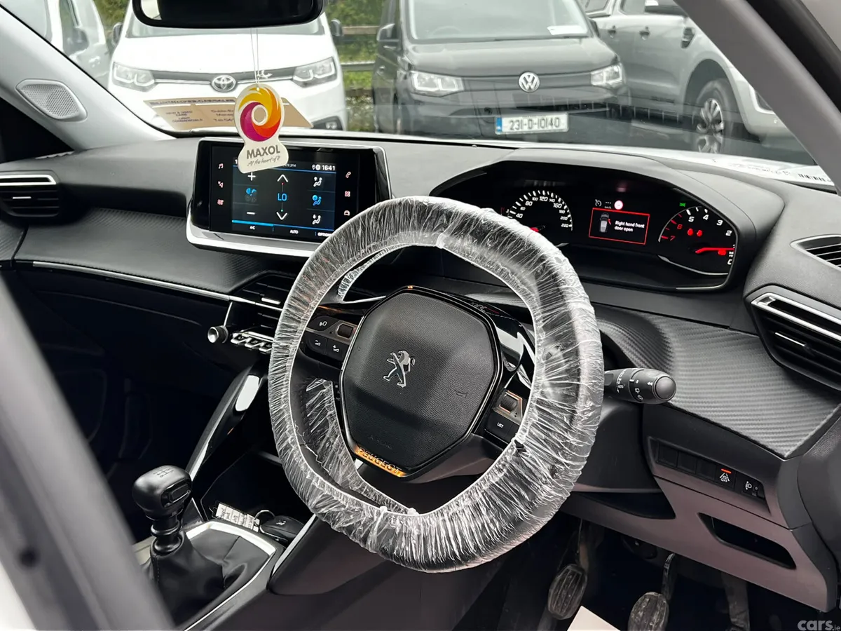 Peugeot 2008 MPV, Diesel, 2022, White