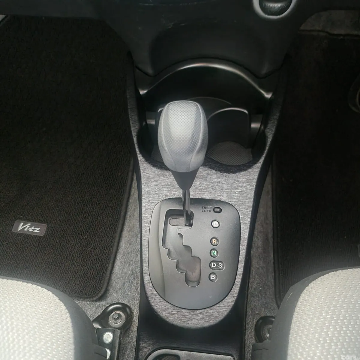 Toyota Vitz Hatchback, Petrol, 2014, Silver