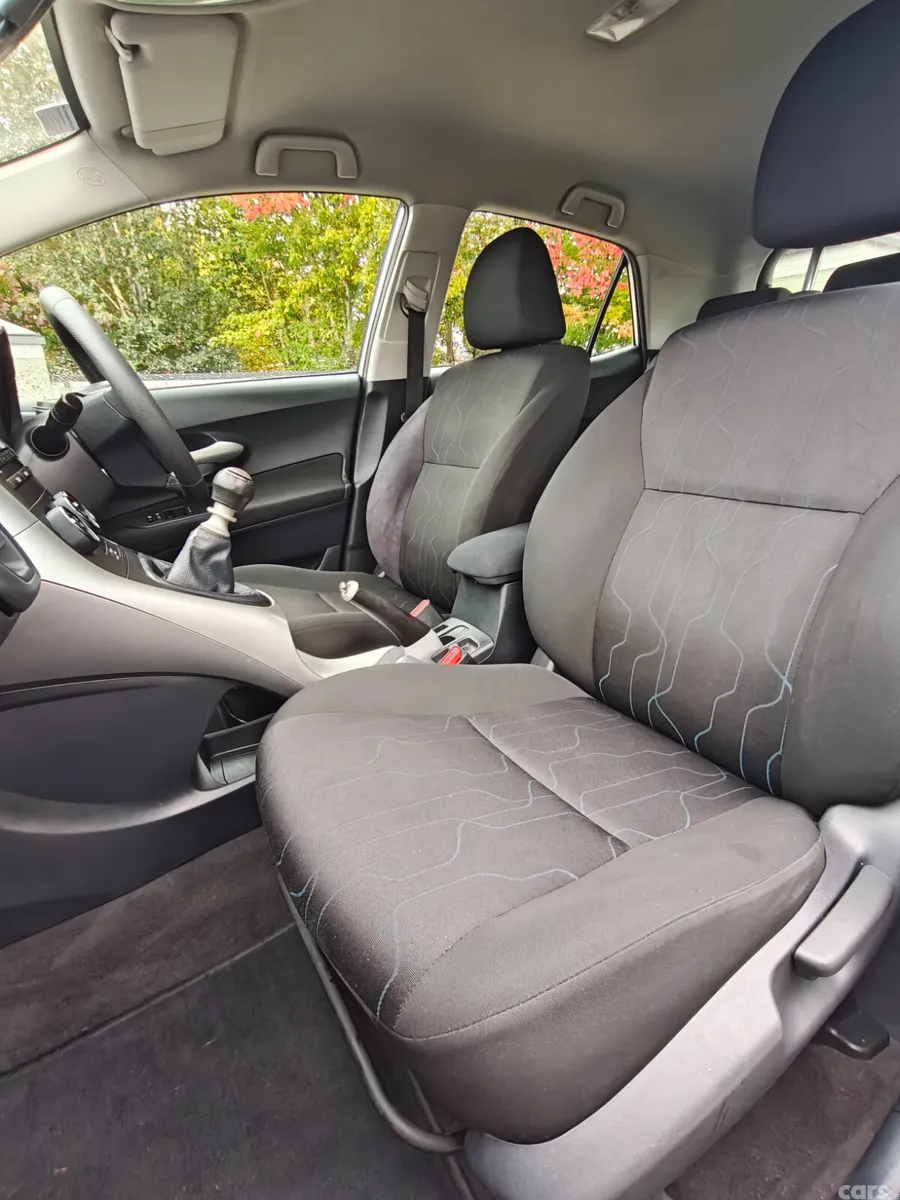 Toyota Auris Hatchback, Diesel, 2011, Silver