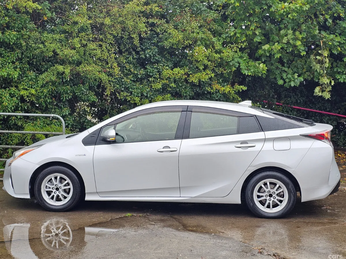 Toyota Prius Hatchback, Petrol Hybrid, 2017, Silver