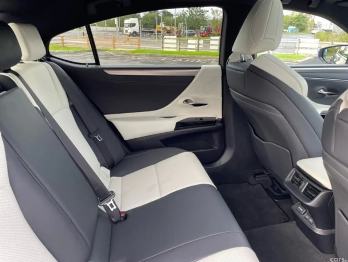 Lexus ES Saloon, Petrol Hybrid, 2024, Blue