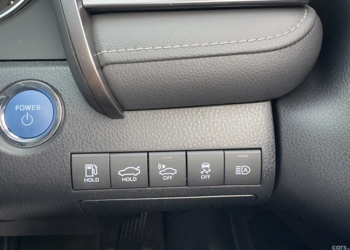 Toyota Camry Saloon, Petrol Hybrid, 2020, Red