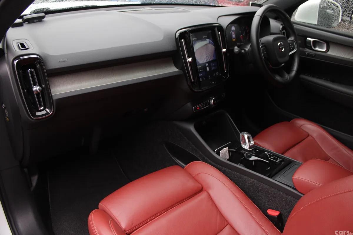 Volvo XC40 Estate, Petrol, 2019, White