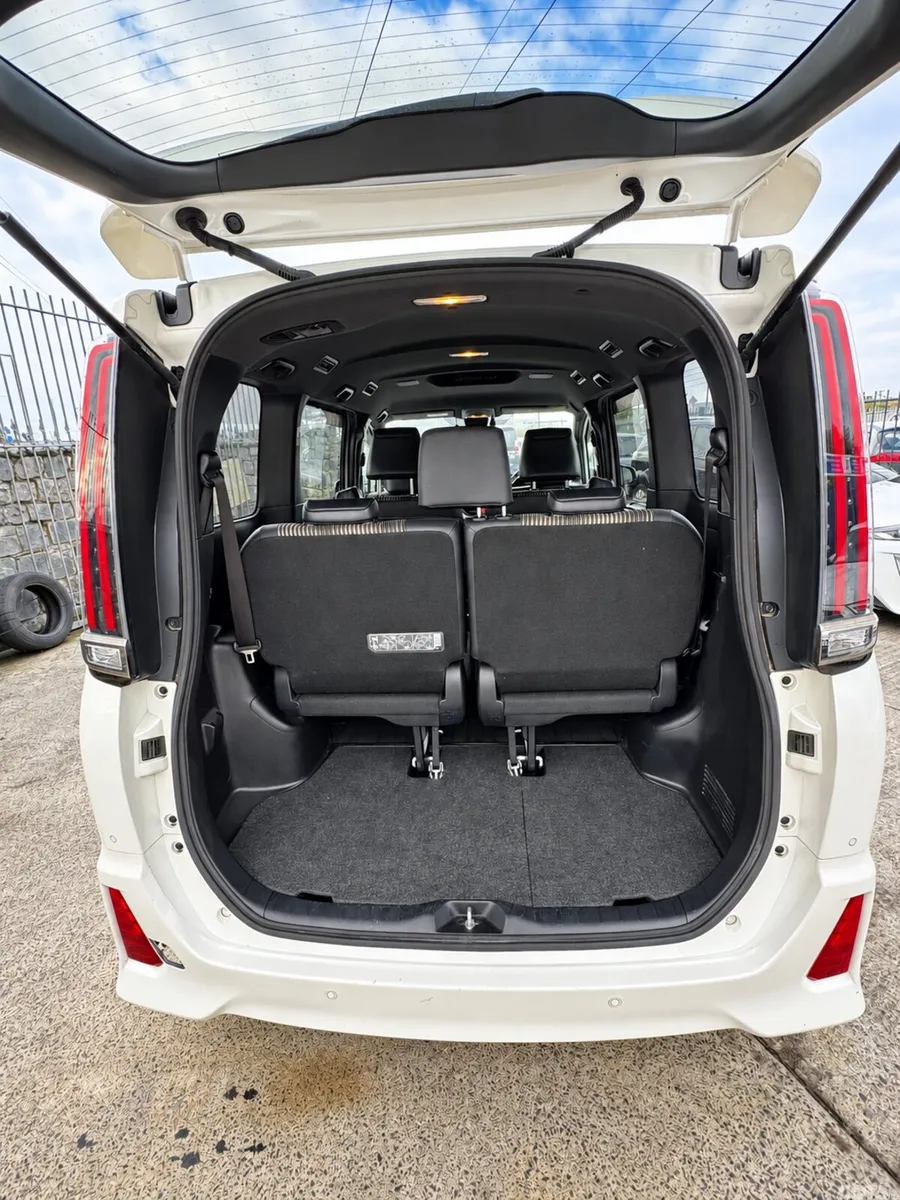 Toyota Noah MPV, Petrol Hybrid, 2020, White