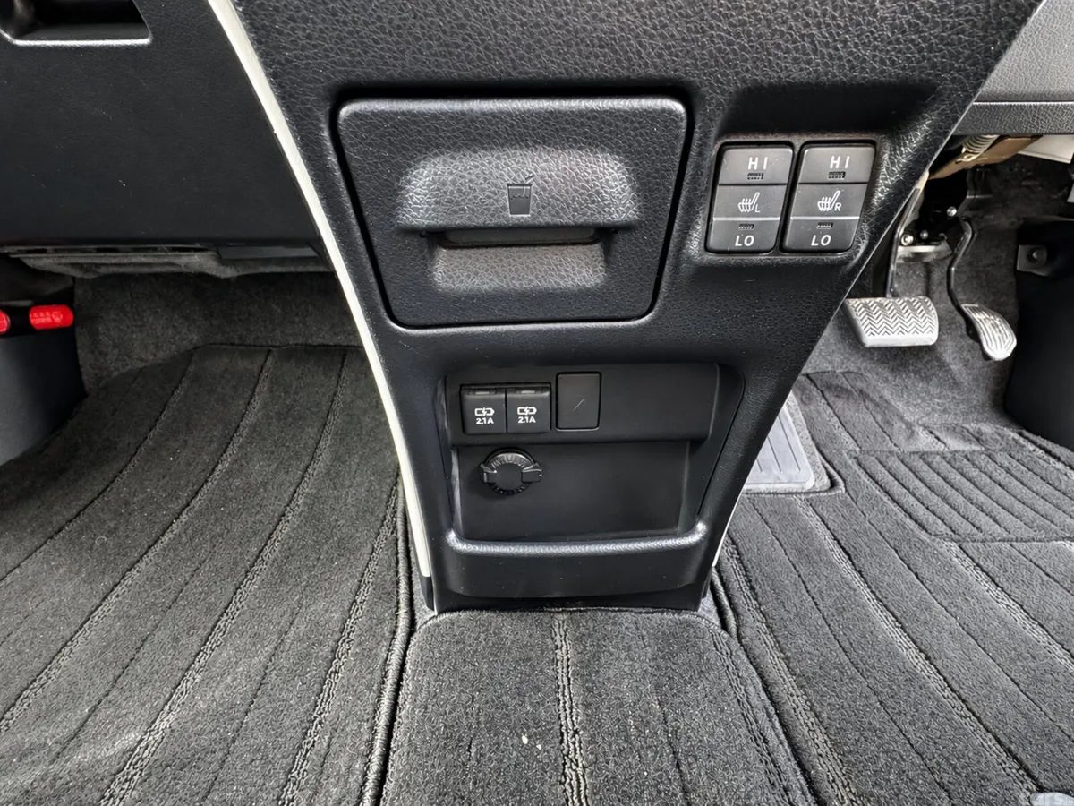 Toyota Noah MPV, Petrol Hybrid, 2020, White
