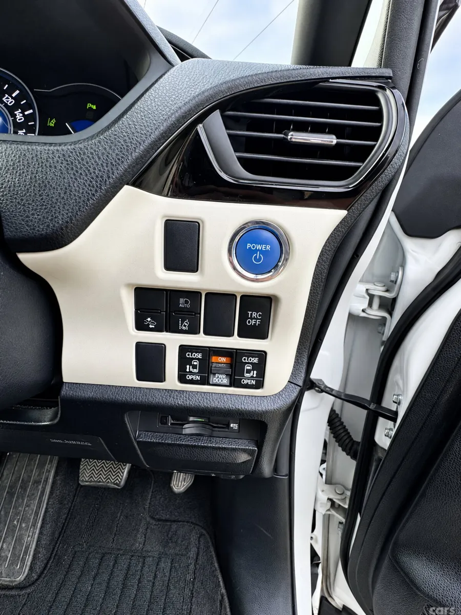 Toyota Noah MPV, Petrol Hybrid, 2020, White