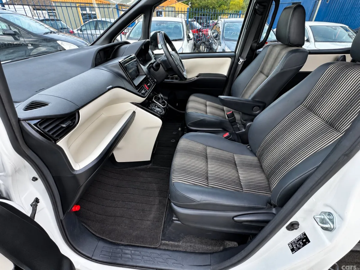 Toyota Noah MPV, Petrol Hybrid, 2020, White