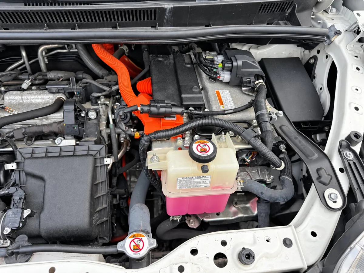 Toyota Noah MPV, Petrol Hybrid, 2020, White
