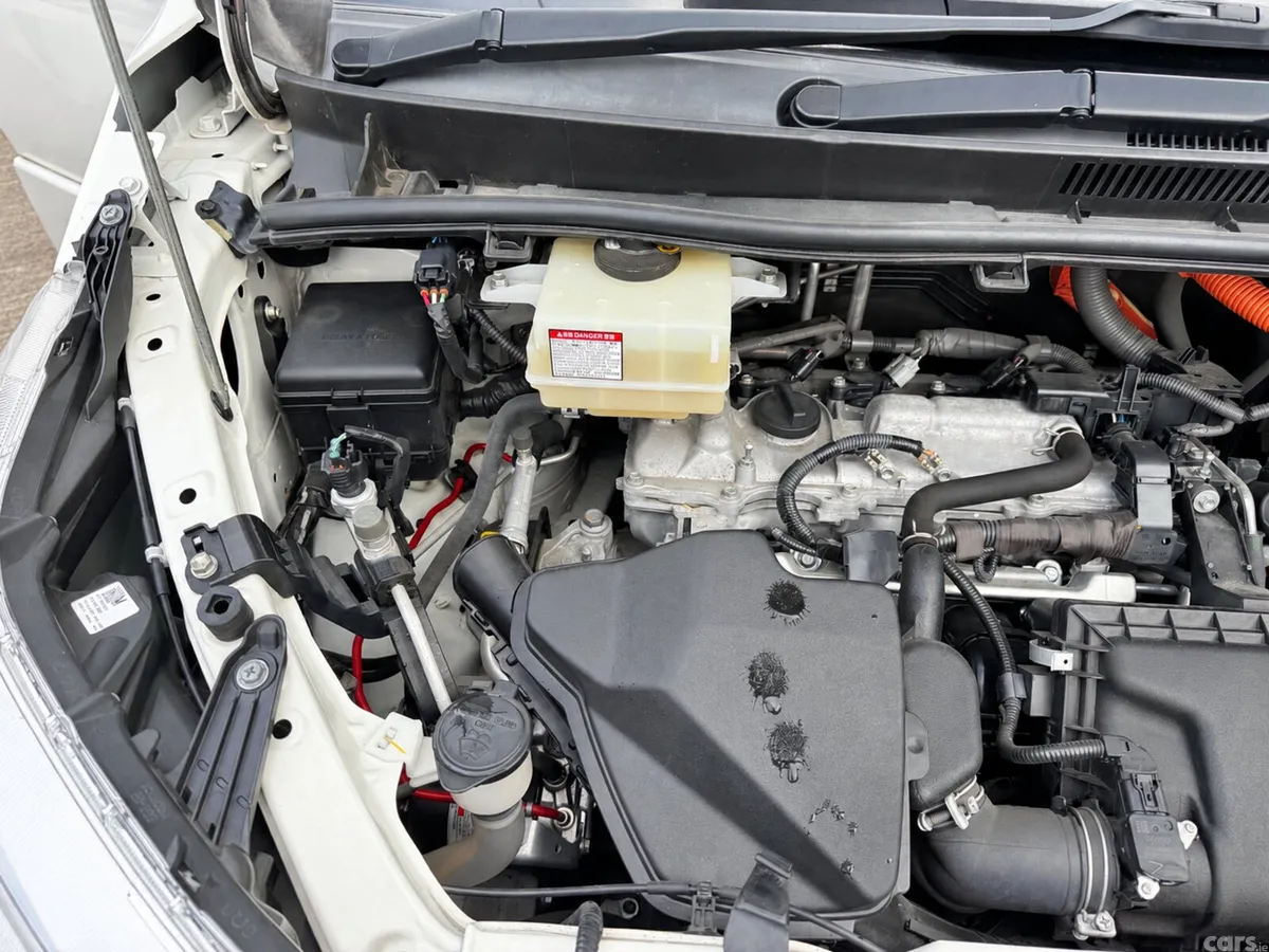 Toyota Noah MPV, Petrol Hybrid, 2020, White