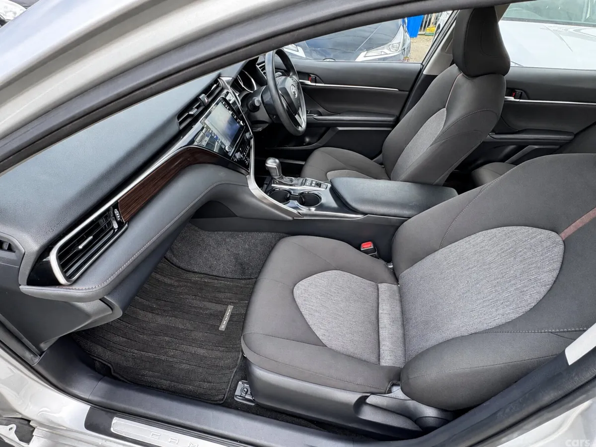 Toyota Camry Saloon, Petrol Hybrid, 2020, Silver
