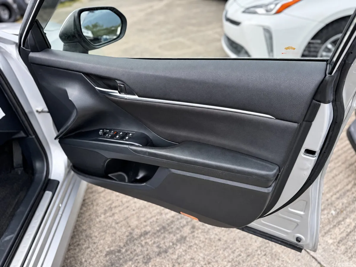 Toyota Camry Saloon, Petrol Hybrid, 2020, Silver
