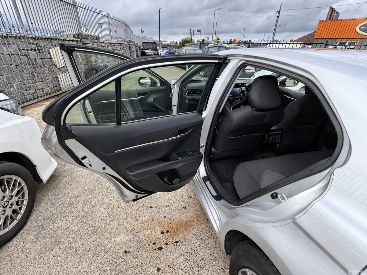 Toyota Camry Saloon, Petrol Hybrid, 2020, Silver