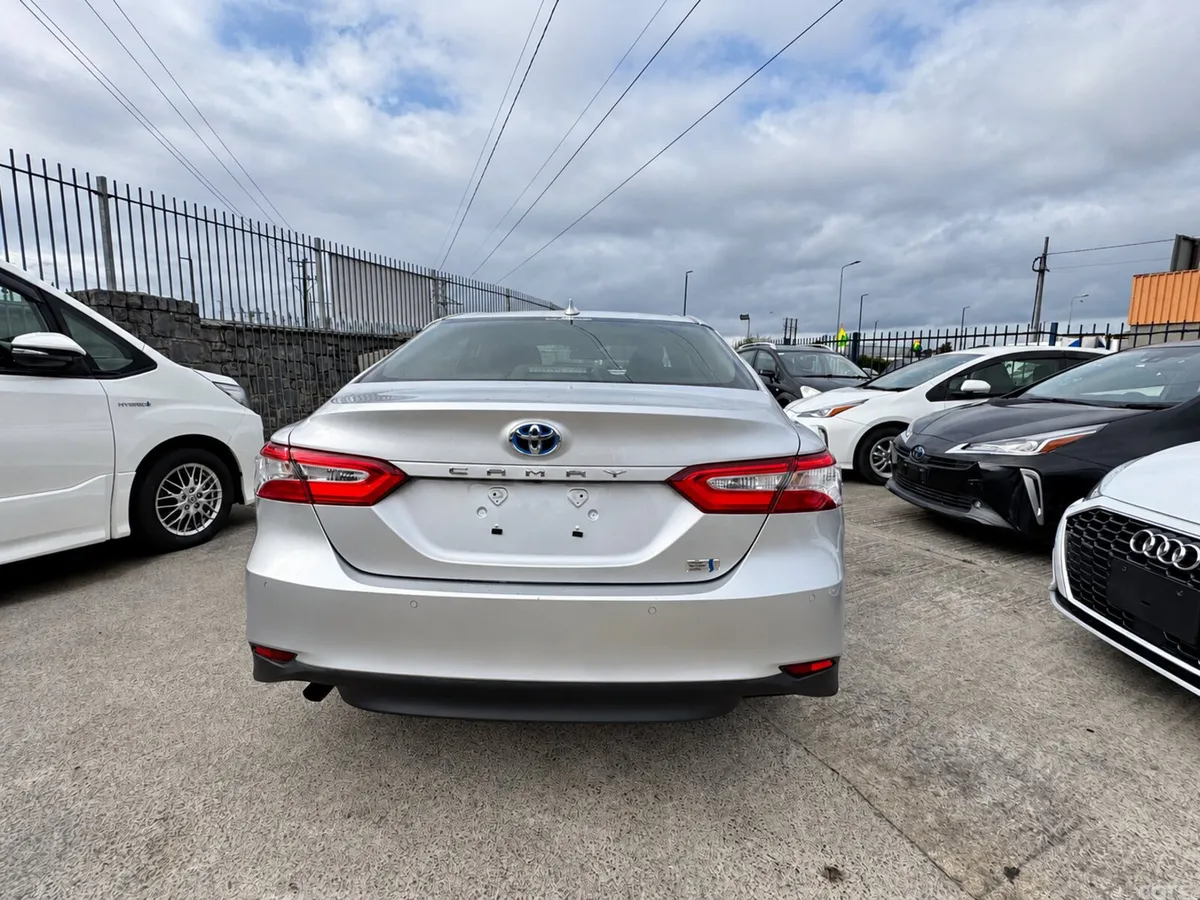 Toyota Camry Saloon, Petrol Hybrid, 2020, Silver