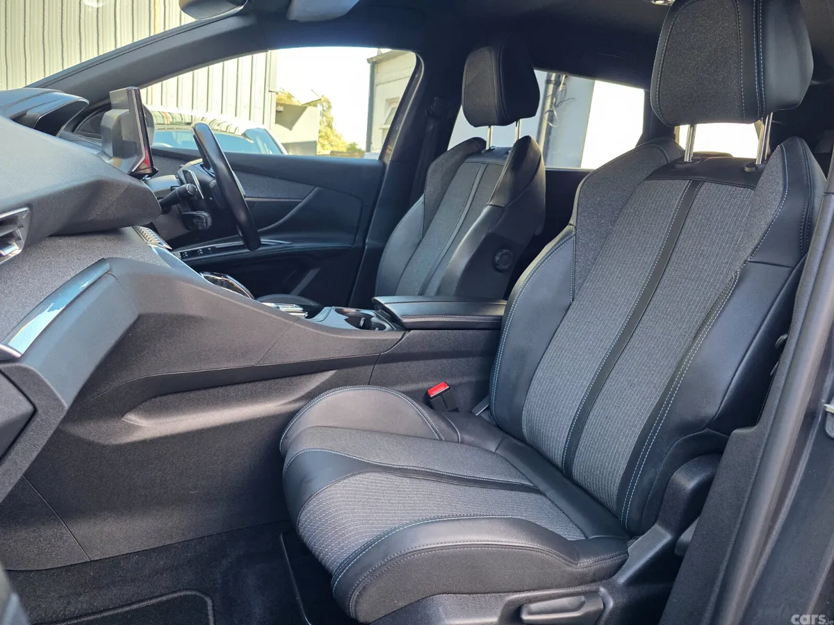 Peugeot 5008 MPV, Diesel, 2023, Grey