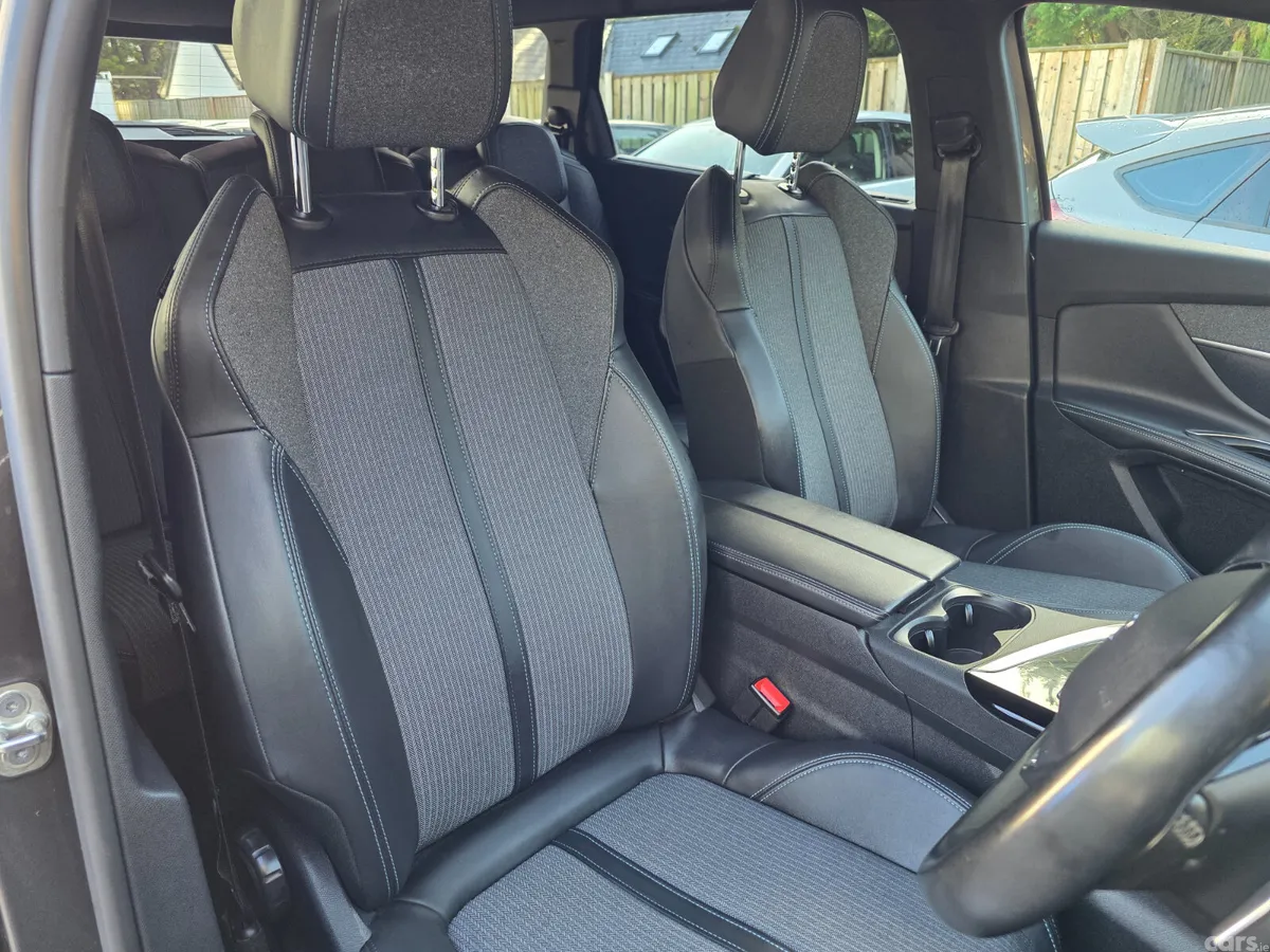 Peugeot 5008 MPV, Diesel, 2023, Grey