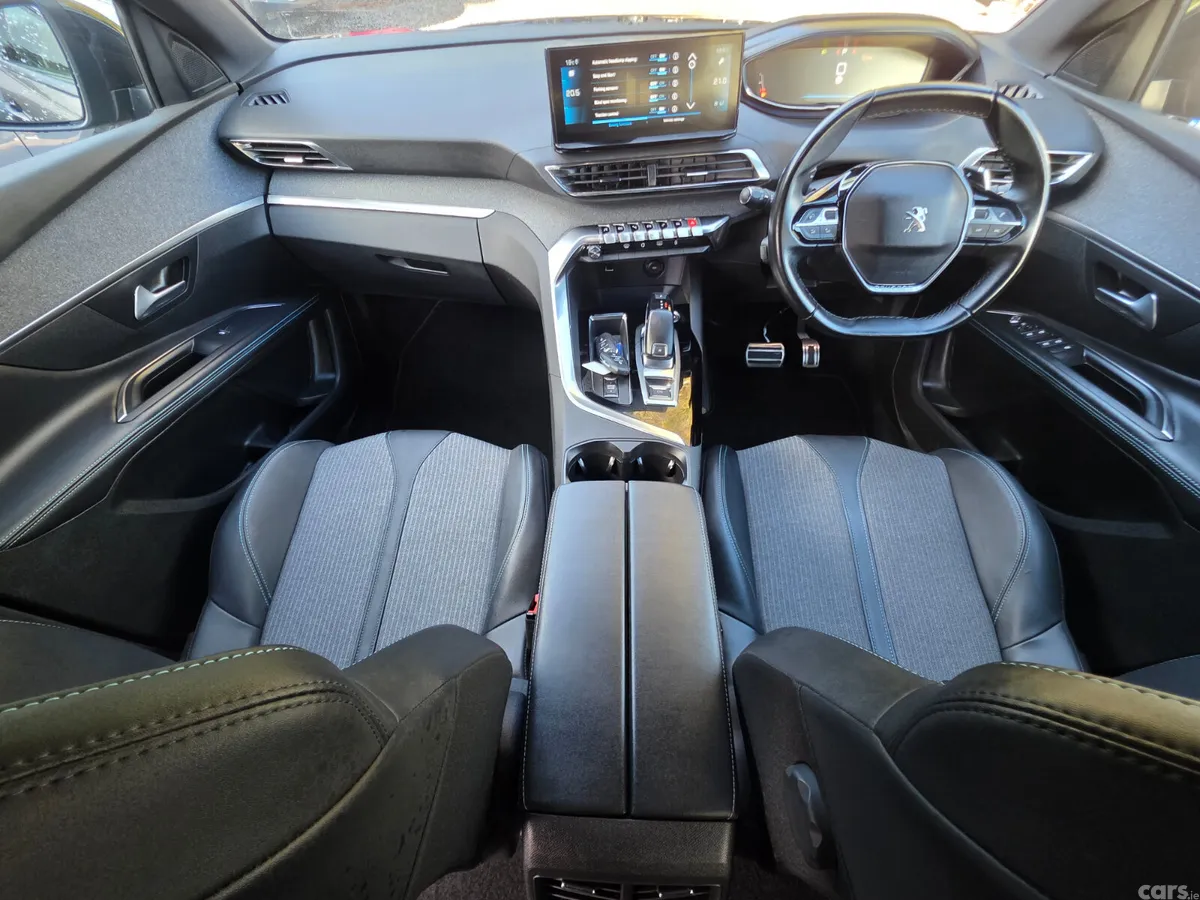 Peugeot 5008 MPV, Diesel, 2023, Grey