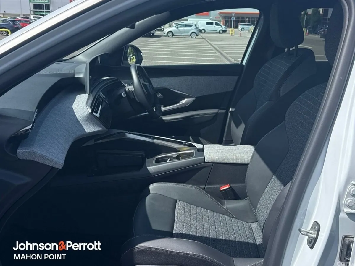 Peugeot 5008 MPV, Petrol, 2026, White