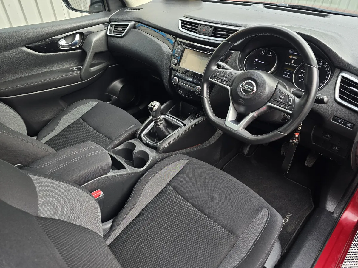Nissan Qashqai MPV, Diesel, 2019, Red