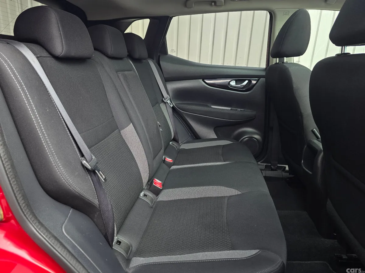 Nissan Qashqai MPV, Diesel, 2019, Red