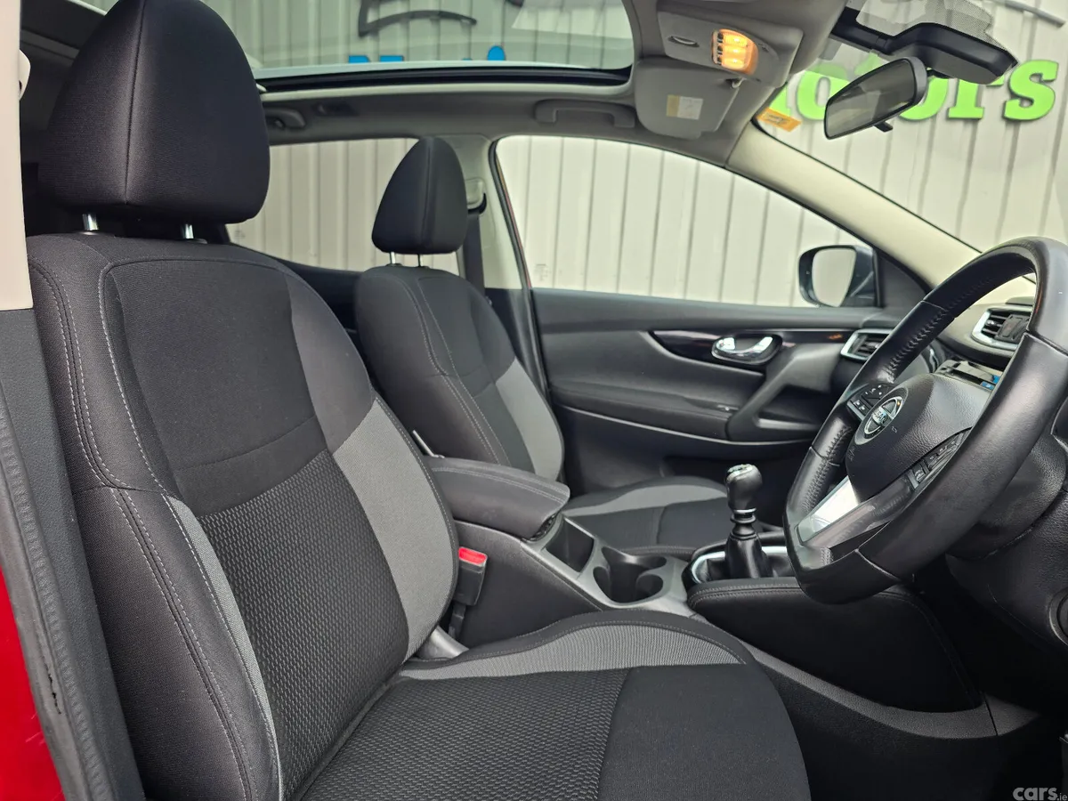 Nissan Qashqai MPV, Diesel, 2019, Red