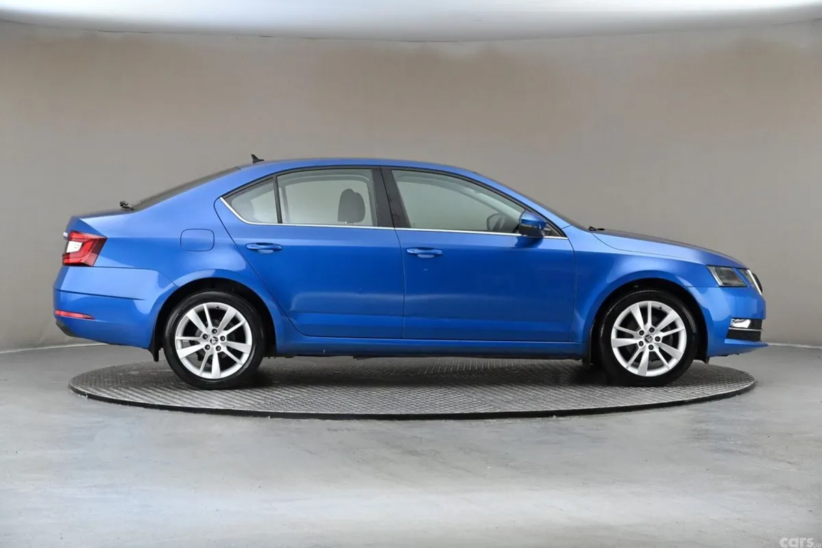 Skoda Octavia Hatchback, Petrol, 2019, Blue