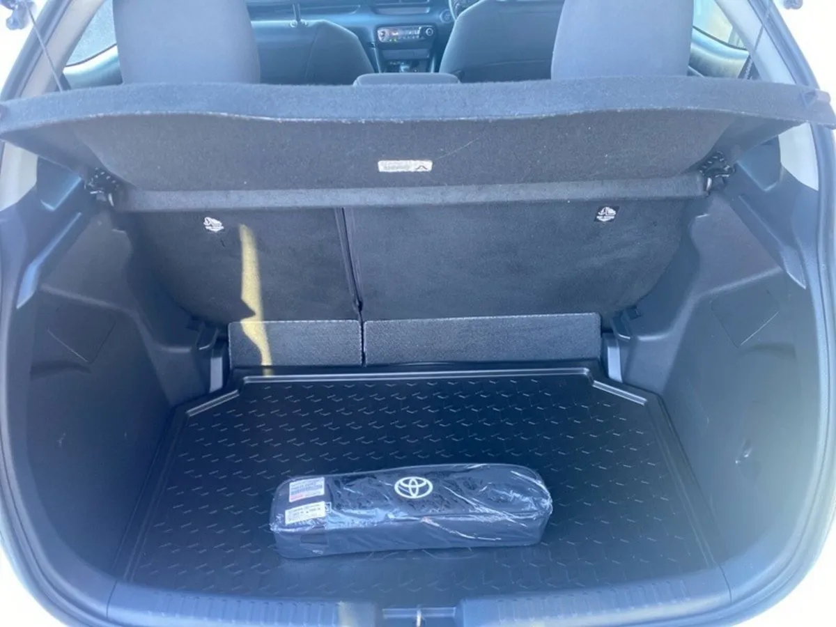 Toyota Yaris Hatchback, Petrol Hybrid, 2024, White