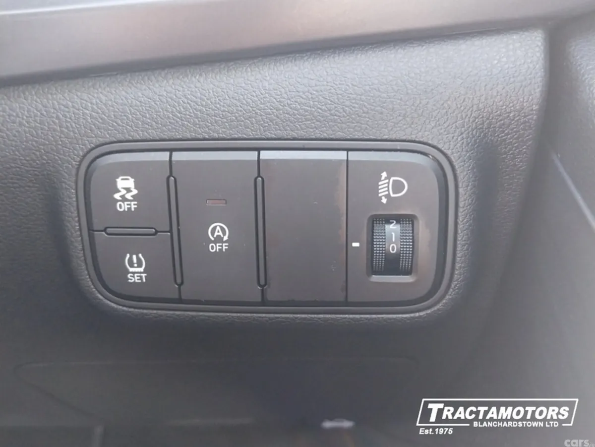Hyundai i20 Hatchback, Petrol, 2024, White