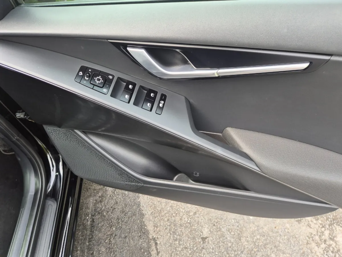 Kia Niro MPV, Petrol Plug-in Hybrid, 2023, Black