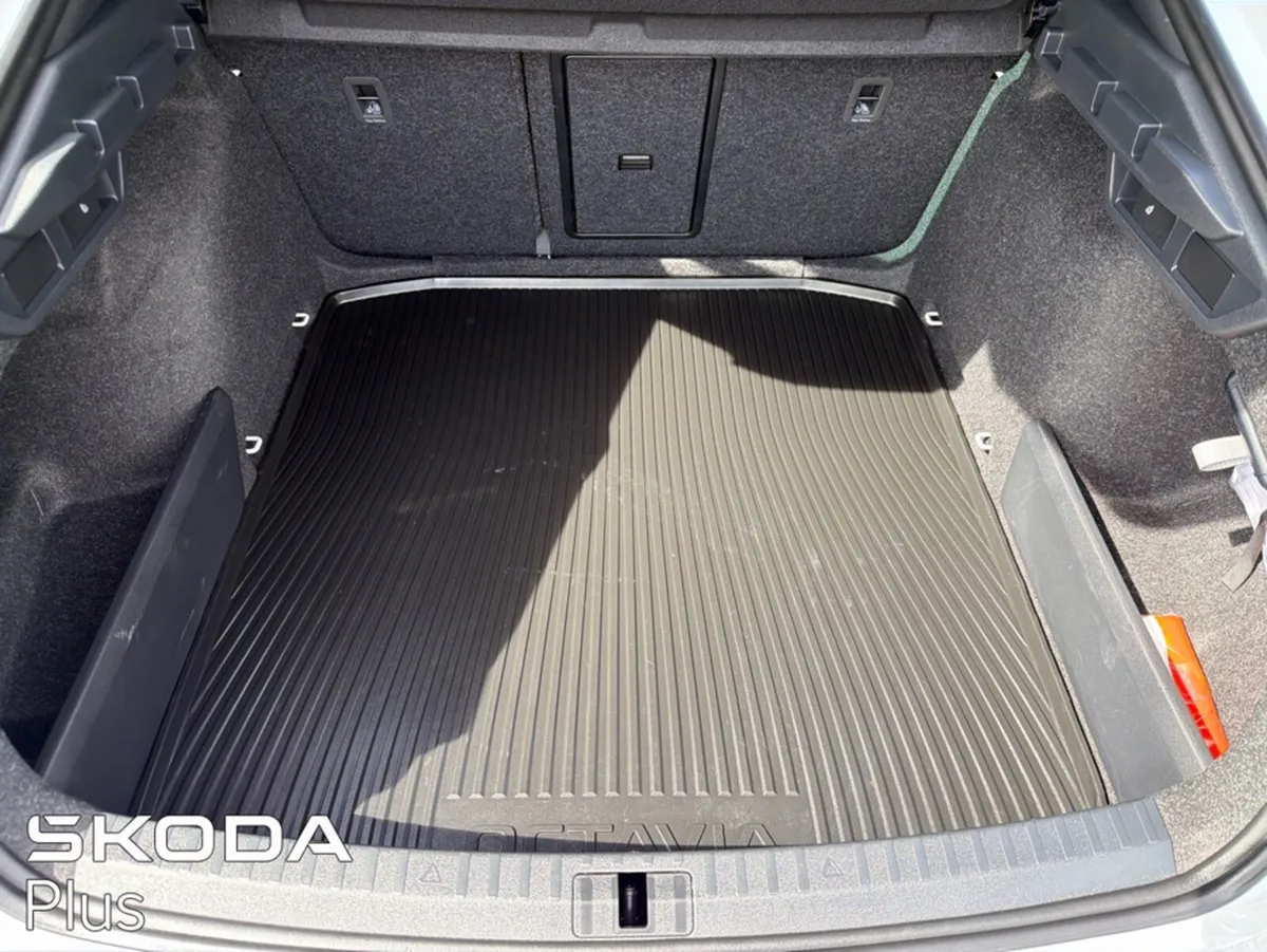Skoda Octavia Hatchback, Diesel, 2025, White