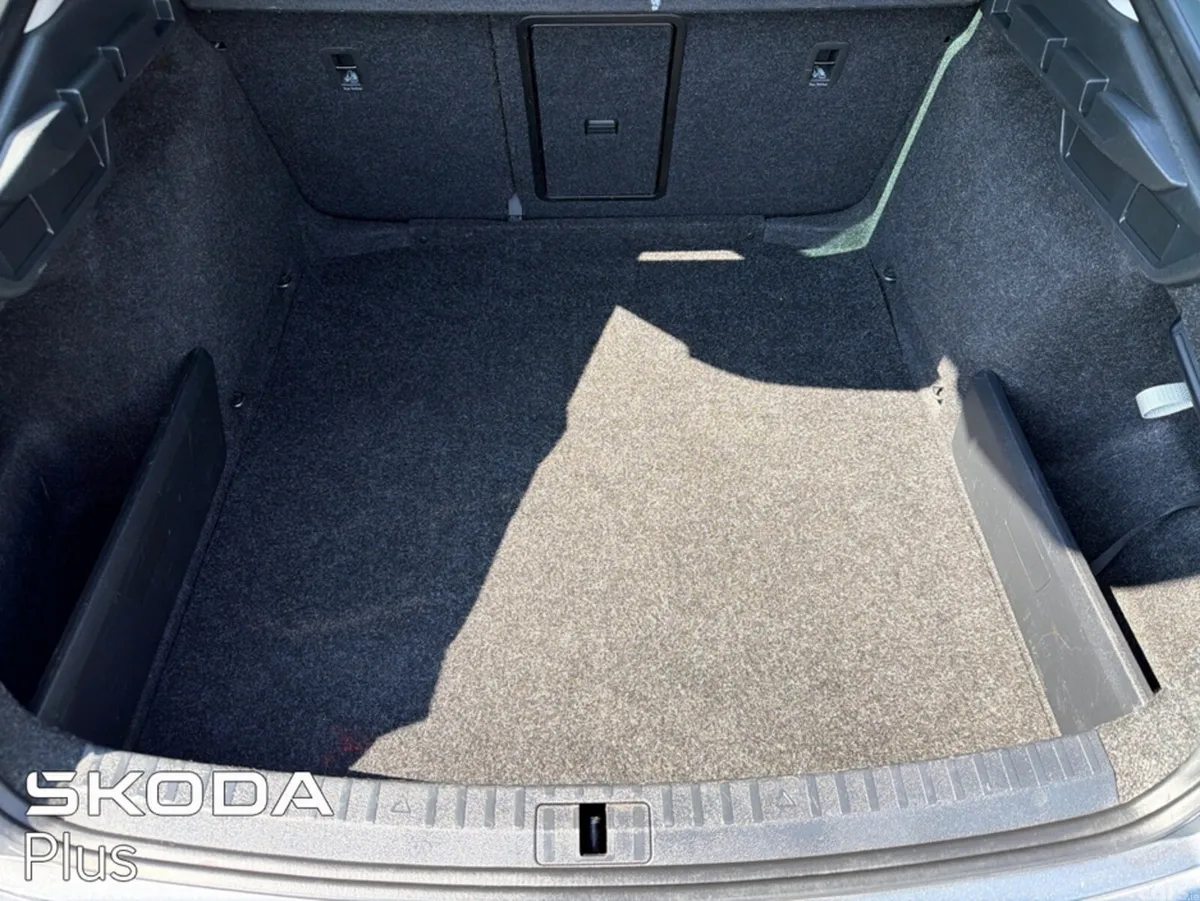 Skoda Octavia Hatchback, Diesel, 2022, Grey