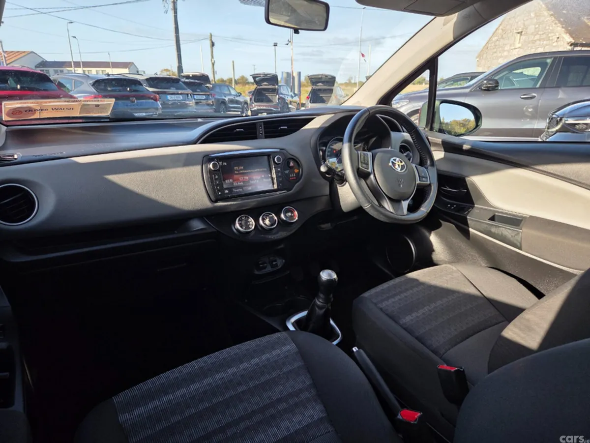 Toyota Yaris Hatchback, Petrol, 2017, Red