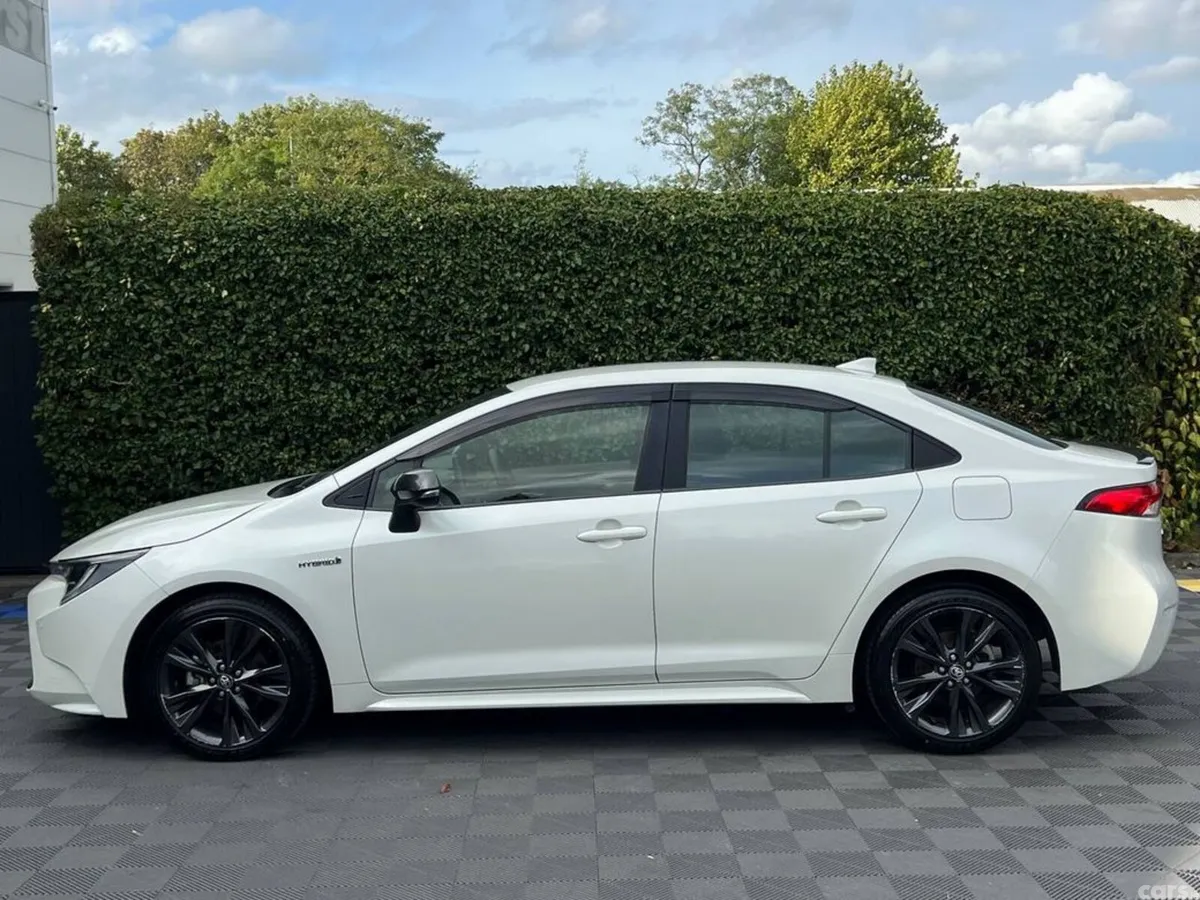 Toyota Corolla Saloon, Petrol Hybrid, 2020, White