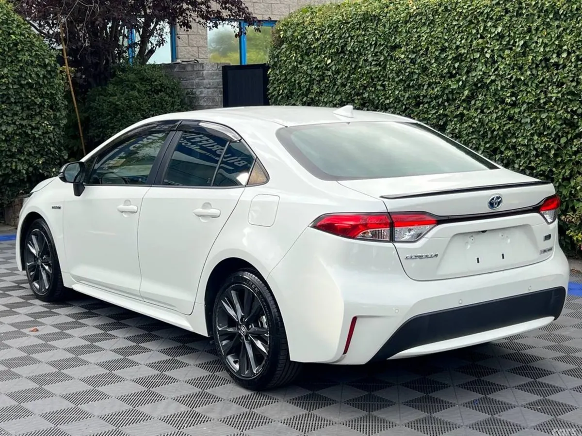Toyota Corolla Saloon, Petrol Hybrid, 2020, White