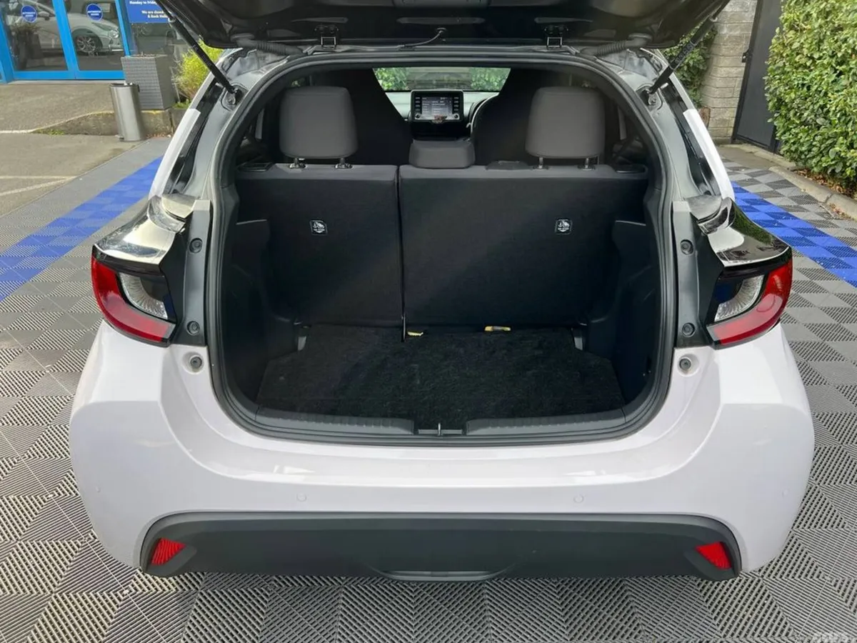 Toyota Yaris Hatchback, Petrol, 2021, White