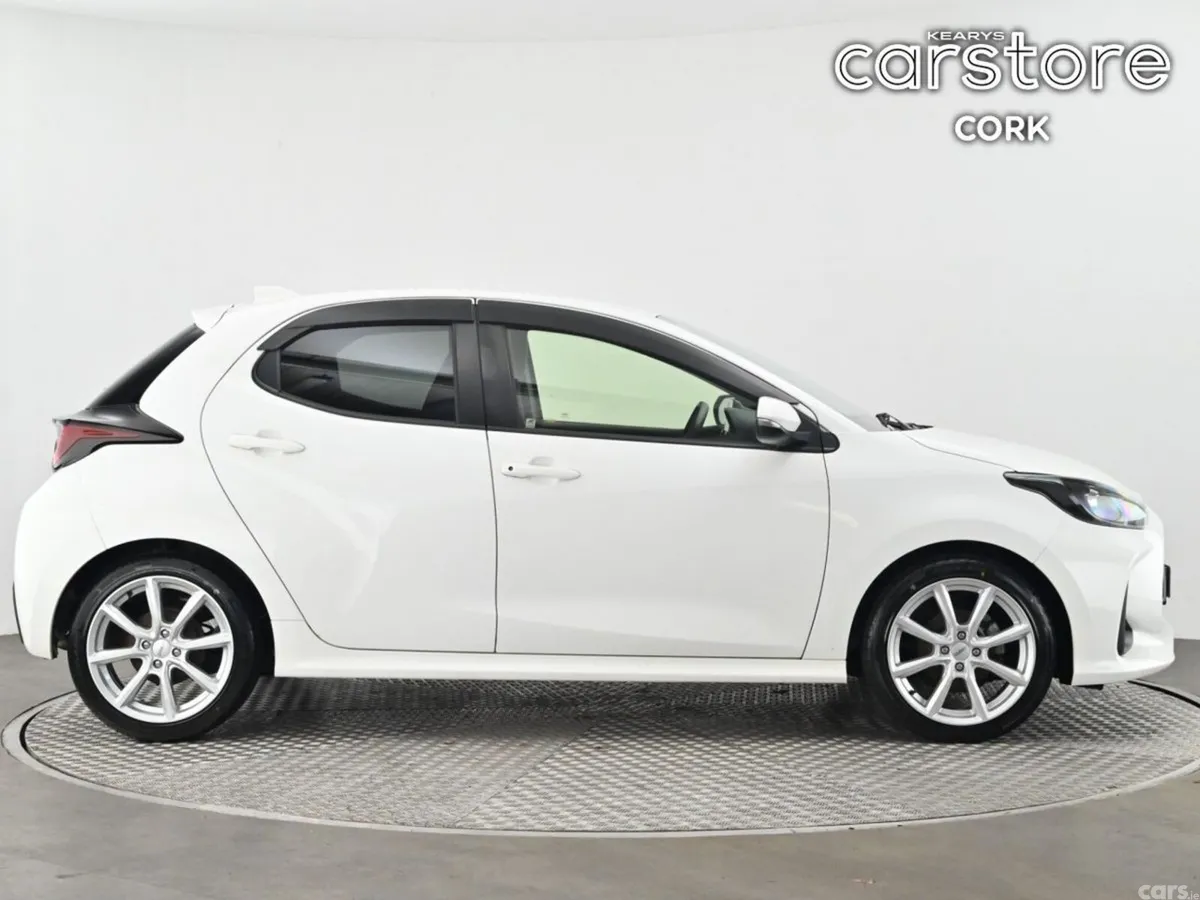 Toyota Yaris Hatchback, Petrol Hybrid, 2021, White