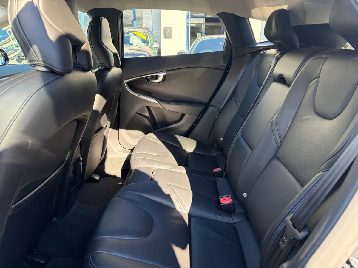 Volvo V40 Hatchback, Diesel, 2015, Black