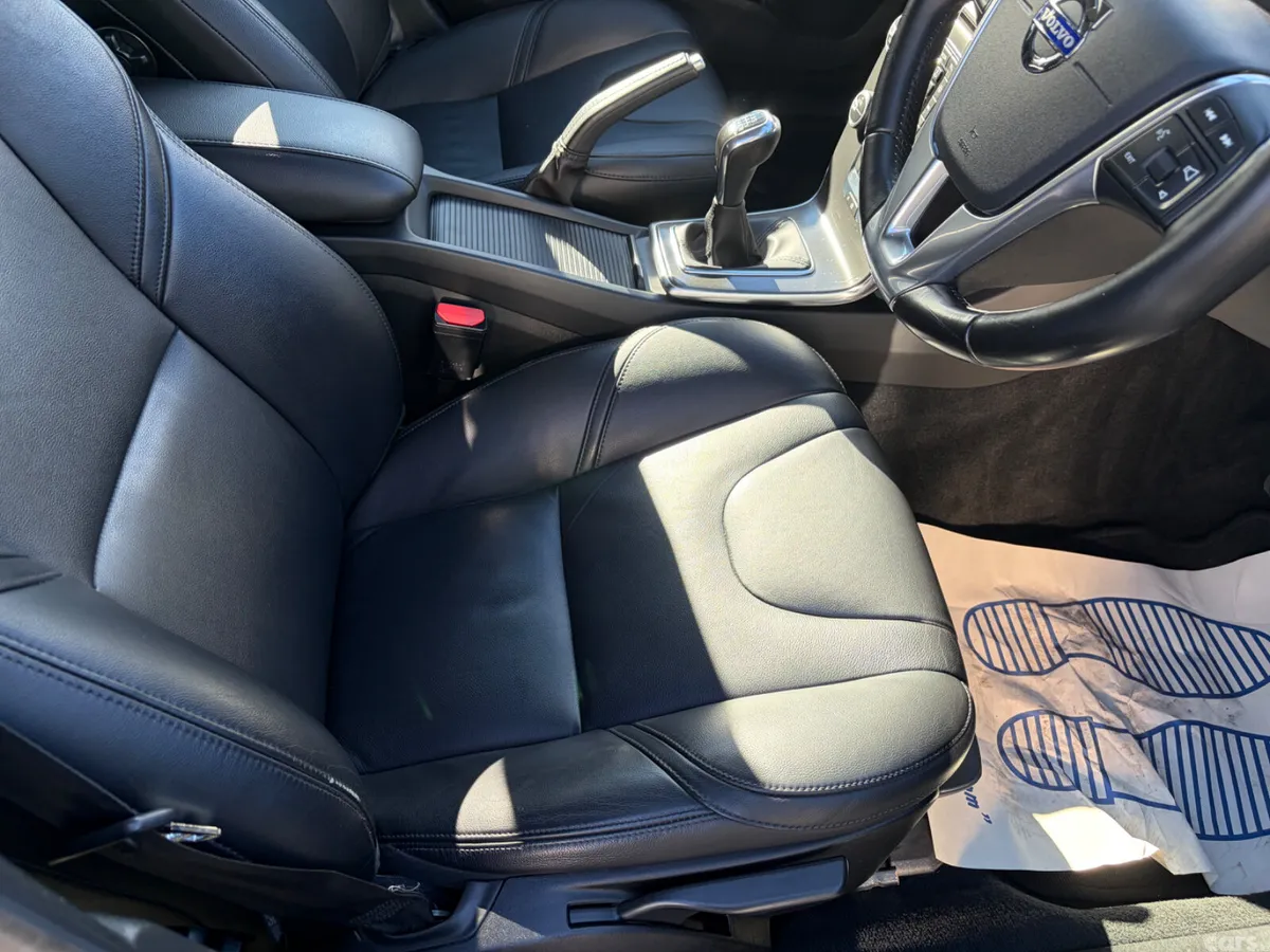 Volvo V40 Hatchback, Diesel, 2015, Black