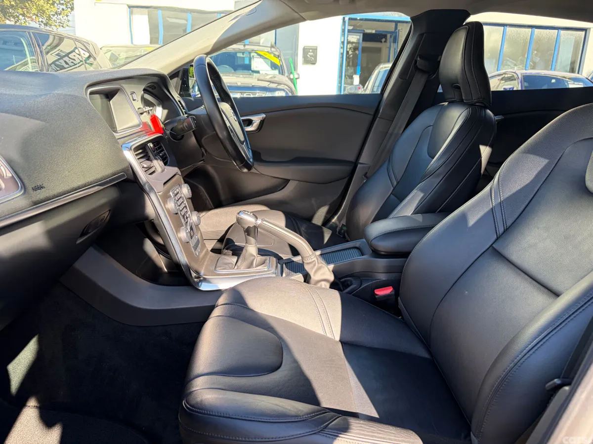 Volvo V40 Hatchback, Diesel, 2015, Black