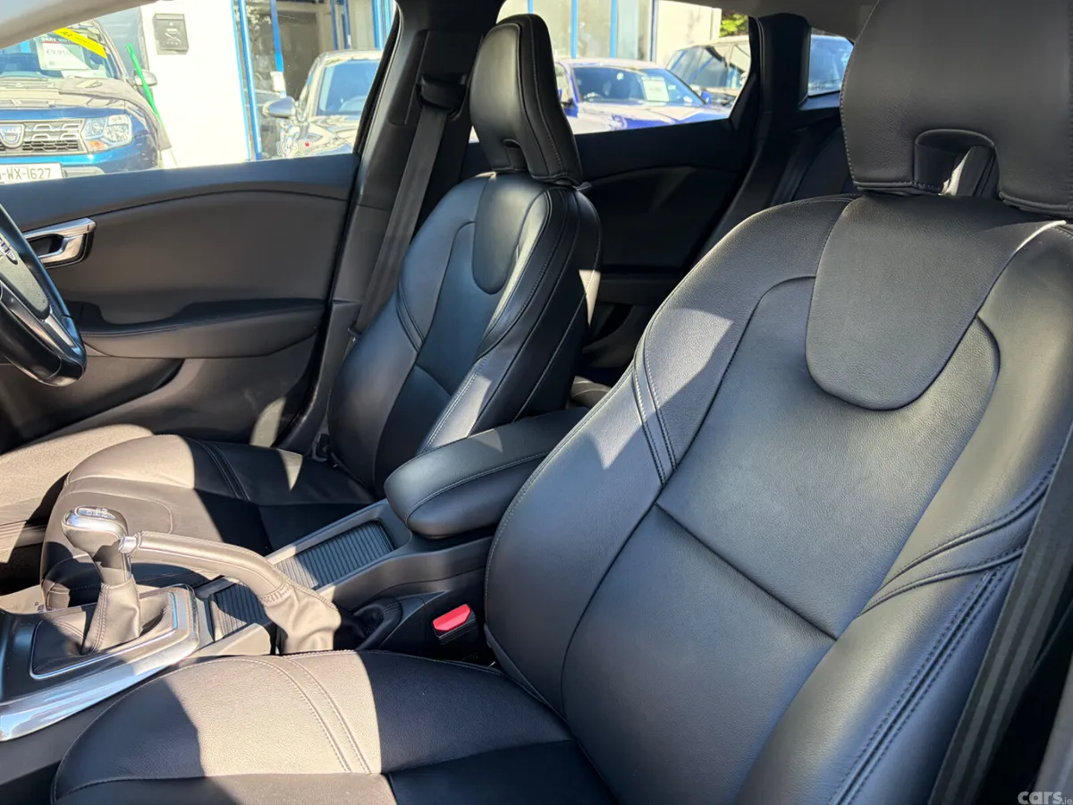 Volvo V40 Hatchback, Diesel, 2015, Black